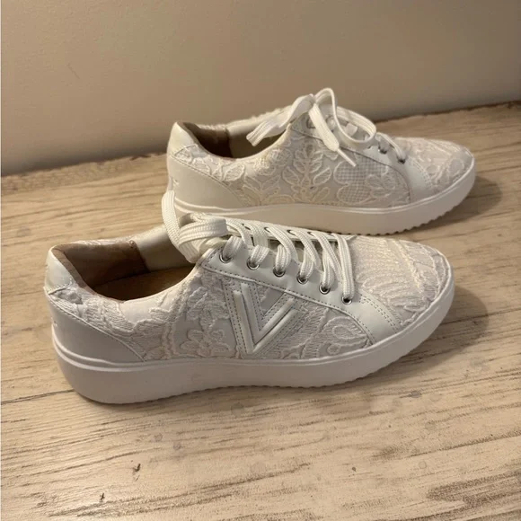 Vionic Kearney White Lace Platform Sneakers. NWOT. SO adorable and comfortable🥰 - Picture 1 of 8